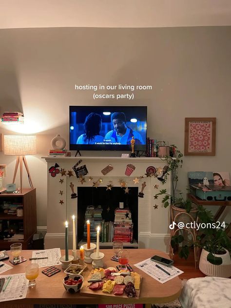 Friends Living Room Aesthetic, Meg Hughes Bedroom, Uni Living Room, Winter Apartment Decor, University House Decor, Living In An Apartment With Friends, Christmas Lights Apartment, Christmas In New York Apartment, Friends Apartment Aesthetic