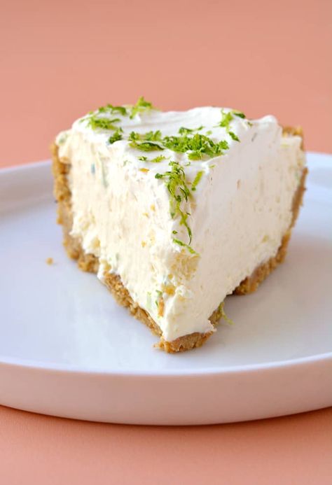 The most AMAZING No Bake Key Lime Pie with a gorgeous lime cheesecake filling and a crunchy cookie crust. It's easy, quick and oh-so-delicious. Recipe from sweetestmenu.com #pie #cheesecake #lime #nobake #dessert Healthy Key Lime, No Bake Key Lime Pie, Healthy Key Lime Pie, No Bake Key Lime, Frozen Key Lime Pie, Keylime Pie Recipe, Lime Cheesecake, Tart Dessert, Digestive Biscuits