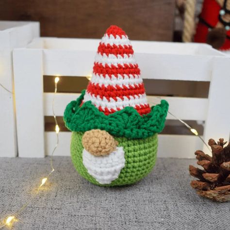 Mini elf crochet gnome free pattern. Mini elf gnome ornament or keychain free crochet pattern for beginners. Christmas decoration pattern. Crochet Gnome Free Pattern, Gnome Free Pattern, Elf Crochet, Elf Gnome, Crochet Gnome, Crochet Hippo, Corner To Corner Crochet, Crochet Panda, Step By Step Crochet