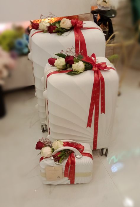 Bridal Luggage Decoration, Wedding Luggage Decor, Luggage Gift Wrapping Ideas, Suitcase Gift Wrapping, Trolly Bag Decoration For Wedding, Luggage Decorating Ideas, Suitcase Decoration Wedding, Luggage Decoration, Wedding Luggage