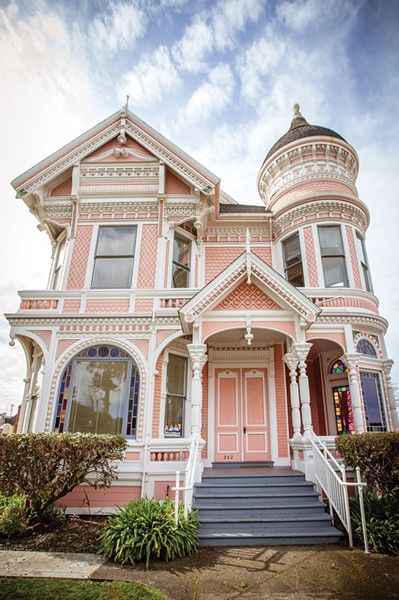 The Pink Lady House, Wooden Victorian House, Pink Victorian House Exterior, Queen Anne Victorian House Plans, Queen Anne Victorian House Interior, Green Victorian House, Pink Victorian House, Victorian Home Exterior, Carson Mansion