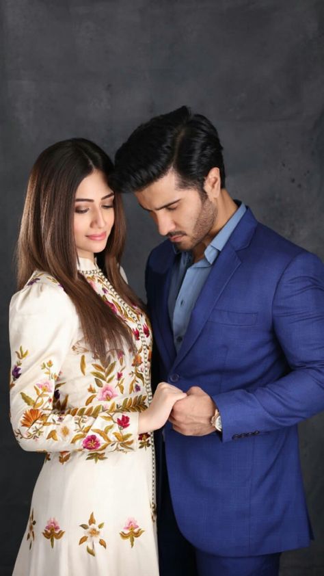 #khaani .. #Sana Javed is a Pakistani actress. Javed played the role of Sanam Ali Khan along side Feroze Khan in Khaani. Sana Javed, Feroze Khan, Pakistan Dress, Feroz Khan, Tv Show Couples, Celebrity Photography, Wedding Couple Photos, Romantic Photoshoot, Pakistani Celebrities