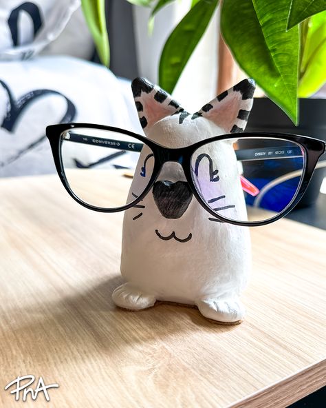 We've found the purr-fect project for you — a DIY Air-dry Clay Glasses Holder! Say goodbye to the days of scratched lenses and misplaced glasses. With a pinch of clay and a dash of creativity, you can mold an adorable cat-shaped buddy to cradle your specs. 🐱👓 Air Dry Clay Glasses Holder, Glasses Holder Clay, Clay Glasses Holder, Clay Diy Ideas, Diy Photo Holder, Ceramica Ideas, Diy Glasses, Fancy Glasses, Diy Air Dry Clay