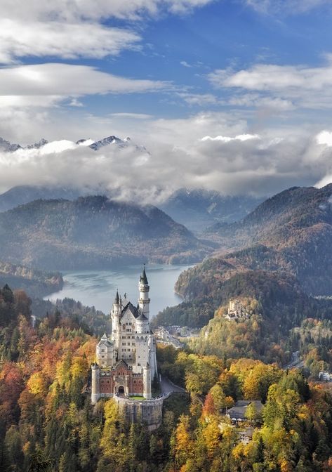 Schloss Neuschwanstein Photography Bucket List, Neuschwanstein Castle, Scenic Photography, Chateau France, Brasov, Autumn Scenery, Beautiful Castles, Fall Foliage, Places Around The World