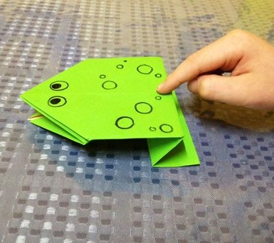 Jumping Frogs will help your child practice their ability to follow directions while strengthening their fine motor skills and imaginations. Frog Crafts Preschool, Ks1 Science, Frog Craft, Frog Activities, Pesach Seder, Tiger Kids, Mad Scientists, Jumping Frog, Frog Theme