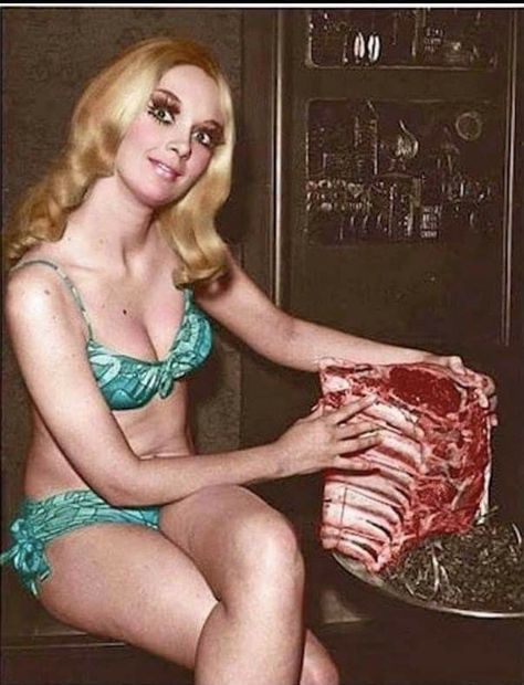 Woman poses with meat. Meat Art, Crazy Eyes, The Keys, Weird And Wonderful, Look At You, Vintage Photographs, Vintage Photos, Pin Up, Funny Pictures