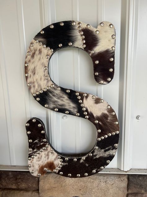 These beautiful cowhide letters will be a focal point in your home. Large 18 inch letters with real cowhide will look stunning no matter where in your home you decide to put them. A wide variety of hides are available. I take customs orders. Due to the variations in the cowhides each piece is unique. Available in & and all letters. Larger letter, names or brands can also be made. Cow Print Home Decor, Diy Cowhide Projects, Cowhide Crafts Diy, Cowhide Letters, Western Rustic Home Decor, Cowhide Ideas, Hone Office, Cowhide Crafts, Rustic Living Room Wall Decor