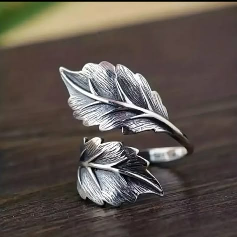 This Ring Is A Vintage Style, Silver Plated Ring With Adjustable Finger To Fit. Creative Leaf With A Beautiful Design. * Bundle 3 Items For 10% Off And Save On Shipping. * Check Out My Closet For More Jewelries Collection. Silver Leaf Ring, Dry Creek, Stylish Rings, Retro Jewelry, Leaf Ring, Style Punk, Metal Clay, Ring Vintage, Silver Leaf