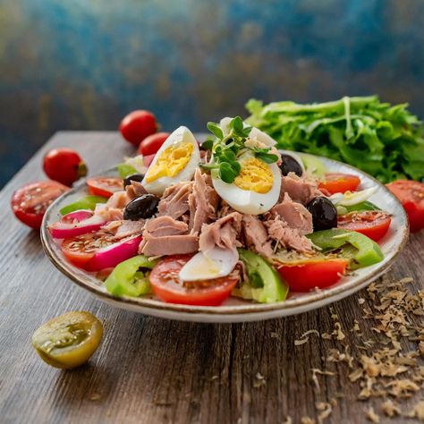 Ingrédients clés de la salade niçoise traditionnelle.