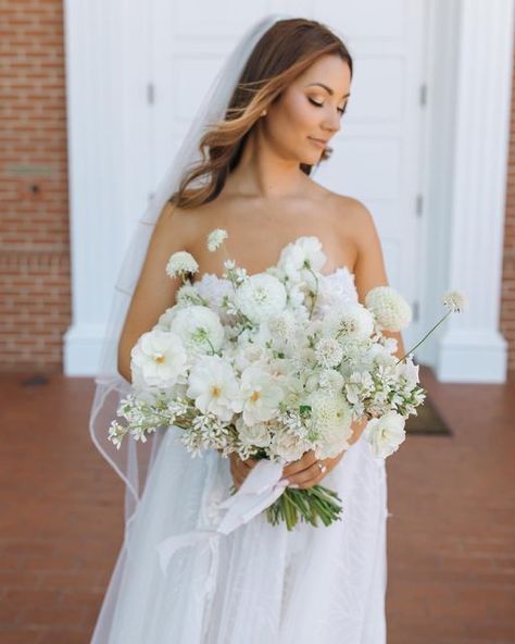 White Flowers Wedding Decor, Scoop Scabiosa, White Flowers Wedding, Gold Wedding Inspiration, White Wedding Flowers, Creative Lighting, Bride Bouquets, Alternative Wedding, Wedding Plans