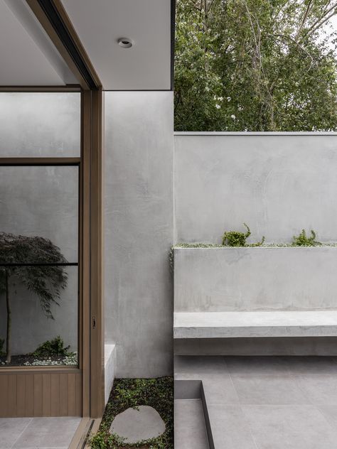 Minimalist Courtyard, Concrete Courtyard, Concrete Bench Outdoor, Concrete Bench Seat, Concrete Bath, 1900s Home, Wabi Sabi Design, Concrete Bench, Japanese Philosophy