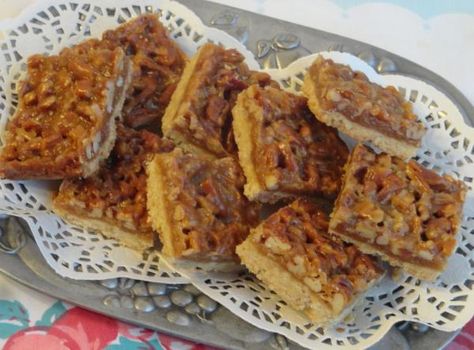 Praline Cookie Bars Recipe Graham Cracker Cookie Bars, Praline Bars, Pecan Bar, Pecan Bars Recipe, Caramel Butter, Peanut Butter Cookie Bars, Caramel Chocolate Chip Cookies, Pecan Bars, Sugar Cookie Bars