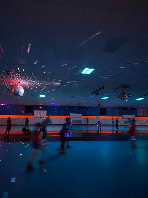 Roller skating skate zone wheels disco 80’s stranger things 80s Roller Skating, Stranger Things Roller Rink, Stranger Things Roller Skating, Eleven Roller Skating Stranger Things, Roller Skating Skate Park, Roller Skating At Skate Park, Disco 80, Roller Skating Rink, Fnaf Oc