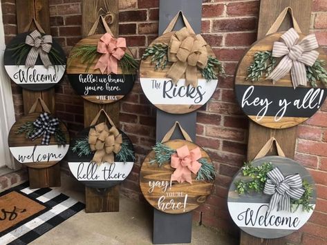 Diy Cricut Crafts, Crafts For Home Decor, Burlap Door Hanger, Idee Cricut, Wooden Signs Diy, Door Signs Diy, Signs Diy, Wooden Door Signs, Diy Wood Signs