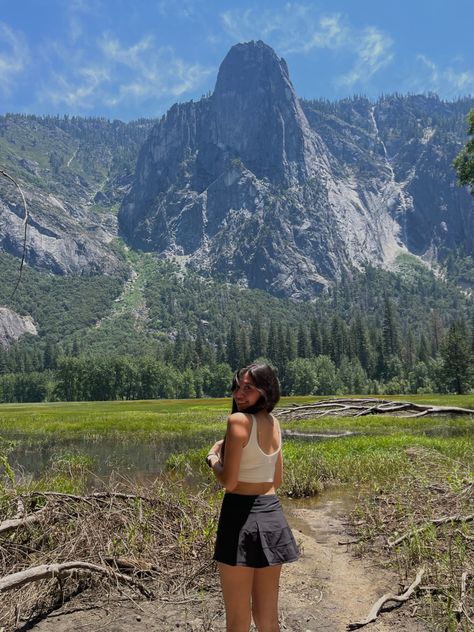 Yosemite Photoshoot Ideas, Mountain Poses Photo Ideas Aesthetic, Yosemite Picture Ideas, Yosemite National Park Photography Ideas, Yosemite Instagram Pictures, Yosemite Outfit, Mountain Hiking Outfit, Hiking Aesthetic Outfit, Single Poses