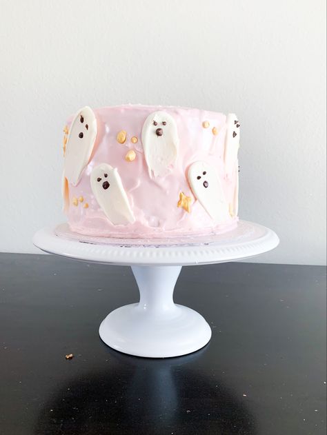 Cookie Cake Halloween, Ghost Birthday Party, Halloween Cakes Easy, Halloween Torte, Pasteles Halloween, Cake Halloween, Halloween Birthday Cakes, Ghost Cake, Halloween Cake Pops