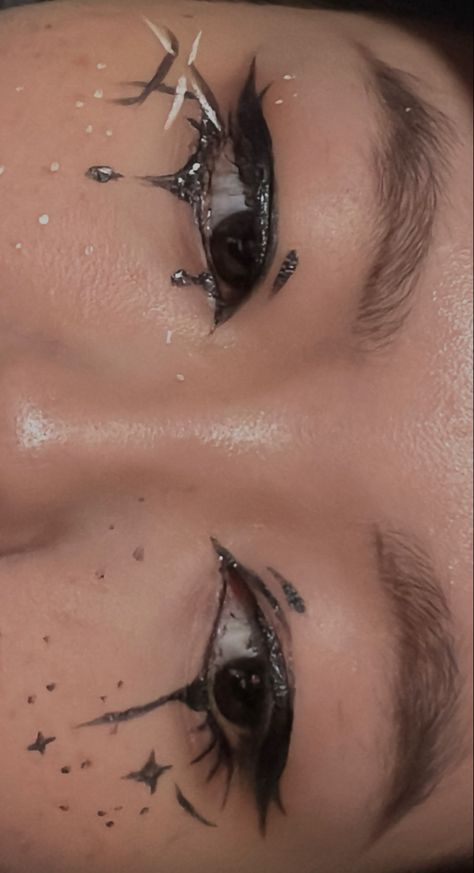 Graphic Eyeliner Monolid, Black Eyeliner Looks Creative, Black And White Eyeliner Ideas, Fun Eyeliner Ideas, Cool Black Eyeliner Looks, Edgy Eyeliner Aesthetic, White Eyeliner Aesthetic, Chunky Eyeliner, Witchy Eyeliner