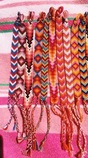 ✰ pinterest @jjuliakimm ✰ Freindship Bracelets, Chevron Friendship Bracelet, Chevron Friendship Bracelets, Cute Friendship Bracelets, Yarn Bracelets, Anklet Designs, Embroidery Bracelets, Friendship Bracelets Designs, Bracelets Patterns