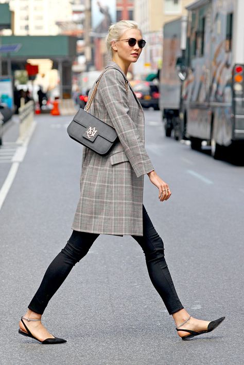 Nina Dobrev working looks Long Blazer Outfit, Karlie Kloss Style, Style Désinvolte Chic, Walking Down The Street, Fashion Moodboard, Model Street Style, Blazer Outfit, Karlie Kloss, Outfit Inspiration Fall