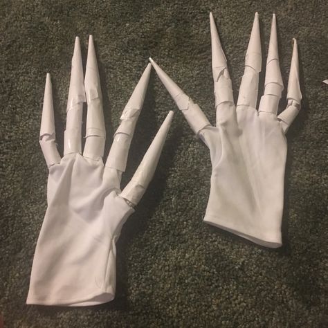 Made with plain white gloves and paper finger tips.....lots of tape and hot glue Paper Claws, Paper Costume, Moon 2023, Nightmare Alley, Slender Man, Cosplay Tutorial, Finger Tips, Cosplay Diy, Fantasias Halloween