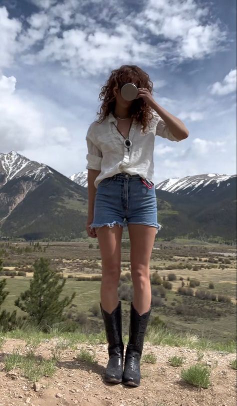 Western Americana Fashion, Arizona Street Style, Cowgirl Grunge Outfits, Indie Cowgirl Aesthetic, Americana Fashion Aesthetic, 70s Cowgirl Outfit, Chapel Outfits, Coastal Cowgirl Fashion, 70s Western Outfits