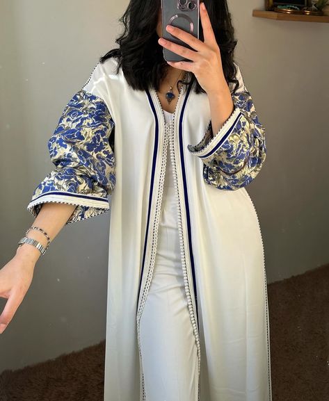 Kimono li rah tendance rh disp sur commande marhba bikm fih plusieurs clr Dubai Fashion Women, Moroccan Outfit, Moroccan Clothes, Homewear Outfit, Morrocan Fashion, Moroccan Kaftan Dress, Moroccan Clothing, Kimono Outfit, Mode Kimono