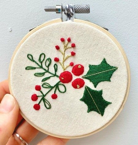 Christmas Hand Embroidery, Christmas Craft Kit, Embroidery Hoop Crafts, Christmas Embroidery Patterns, Christmas Craft Projects, Hand Embroidery Kit, Dmc Embroidery Floss, Embroidery Gifts, Ornament Kit