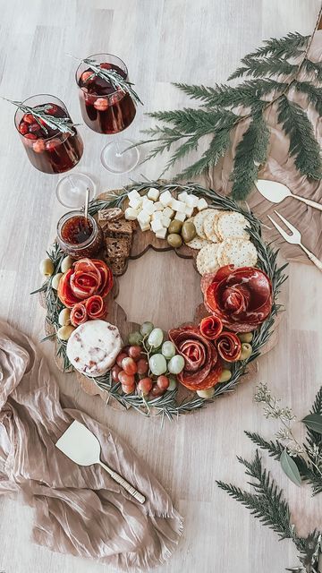 Christmas Party Snacks, Thanksgiving Essentials, Christmas Cheese, Christmas Platter, Christmas Apps, Charcuterie Inspiration, Christmas Food Dinner, Christmas Brunch, Holiday Feast