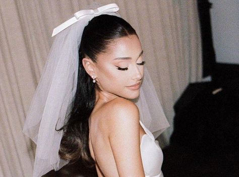 Bridal High Ponytail With Veil, Bridal Ponytail, Ariana Grande Makeup, Ariana Grande Hair, Wedding Veils Short, Wedding Hairstyles And Makeup, Wedding Hairstyles Tutorial, Half Ponytail, Short Veil