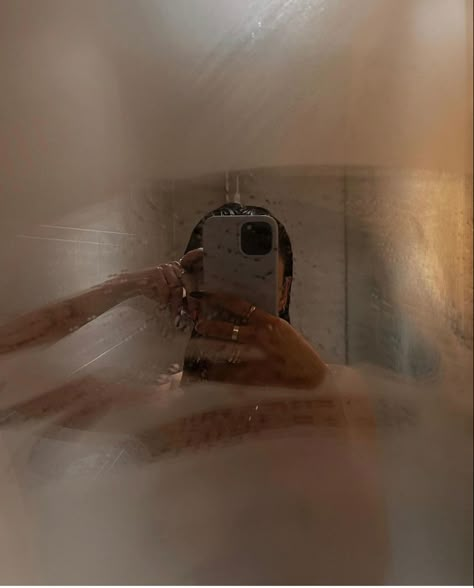 Shower Pics, Shower Mirror, Foto Poses, Gothic Anime, Creative Pictures, Mirror Photo, Foto Ideas Instagram, Shower Screen, Pose Reference Photo