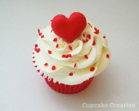 Cupcakes de Corazones (San Valentín) - Cupcake Creativo Frost Cupcakes, Heart Cupcakes, Valentine Day Cupcakes, Fondant Cupcake Toppers, Cupcakes Decorados, Valentine Desserts, Rose Cupcakes, Valentines Cupcakes, Valentines Day Cakes