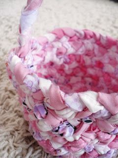 Braided Fabric Easter Basket Tutorial  Create this adorable braided easter basket using your scrap fabric :)   Need to know how to braid and... Cloth Easter Basket, Homemade Easter Baskets, Easter Basket Liner, Fabric Easter Basket, Braided Basket, Fabric Basket Tutorial, Basket Tutorial, How To Braid, Braided Fabric