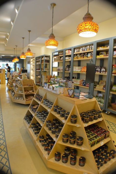 Spice Shop Design Ideas, Honey Store, Vegetable Shop, Grocery Store Design, Retail Store Interior Design, Exhibition Stall Design, Honey Shop, Honey Design, Rustic Wood Furniture