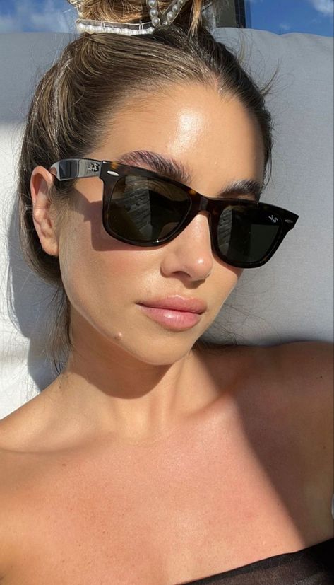 Sunglasses Aesthetic Ray Bans, Ray Ban Sunglasses Women Aesthetic, Womens Rayban Sunglasses, Timeless Sunglasses Classy, Sun Glass For Women, Rayban Glasses Woman, Ray Bans Sunglasses Women, Rayban Wayfarer Women Outfit, Vogue Sunglasses Women