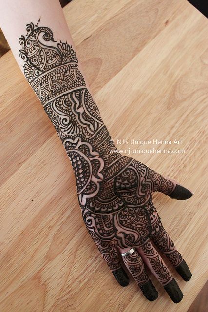 The loveliest design I have ever seen..Would love to get this done for my wedding! Mehindi Desgin Latest, Peacock Henna, Black Mehndi Designs, Engagement Mehendi, Rajasthani Mehndi Designs, Bridal Mehendi Designs Hands, Tattoo Henna, Bridal Henna Designs, Beautiful Henna Designs