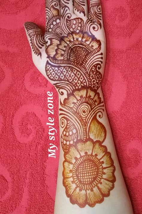 #mehndi #mehndidesigns #hennadesigns #henna #bridalmehndidesigns #simplemehndidesigns #arabicmehndidesigns Medhini Designs Front Side, Arabian Mehndi Design, Front Hand Mehndi Designs, Mehndi Designs Arabic, Front Hand Mehndi Design, Front Mehndi, Short Mehndi Design, Mehndi Design Easy, Mehndi Mehndi