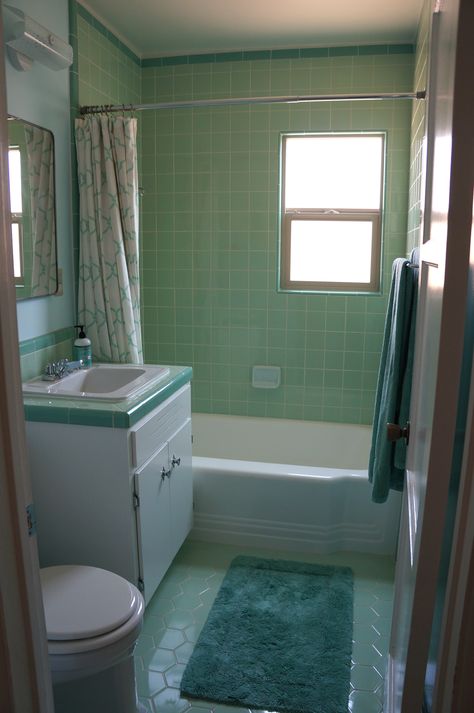 1950s Interior Design, 1960s Bathroom, 80s Bathroom, 1950s Bathroom, 60s House, Bathroom Retro, 80s House, 1960s House, Mid Century Bathroom