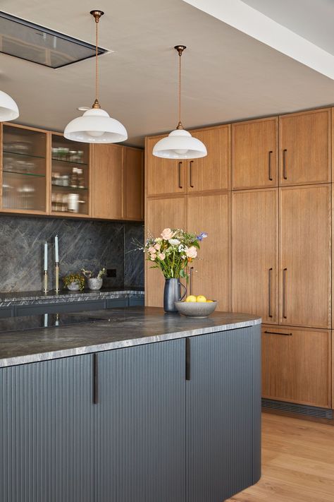 Kitchen With Wooden Floor, Beautiful Kitchen Islands, Modern New Build, Mcm Interior, British Kitchen, Dry Kitchen, White Oak Kitchen, Handmade Wood Furniture, Mid Century Modern Interior Design