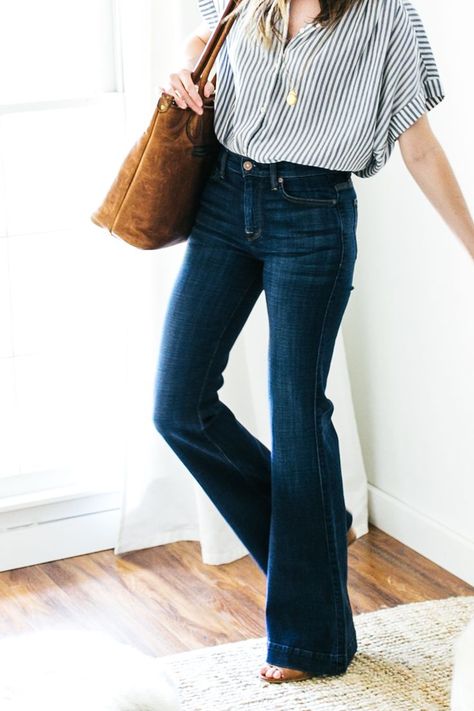 a simple outfit recipe for flare jeans Orange Camo Pants, Jeans Combination, High Waisted Jeans Outfit, Black Coated Jeans, Hippie Look, Clothing Casual, Outfit Jeans, Jeans Outfit, Waist Jeans