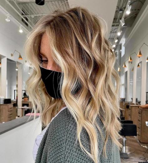 Vacation Highlights is the Low Maintenance Hair Color Trend That Needs Touch-ups Every 6 Months Low Maintenance Hair Color, Hair Color For Blondes, Blonde Lowlights, Fall Blonde Hair, Low Maintenance Hair, Dark Blonde Hair, Blonde Hair Inspiration, Mom Hairstyles, Brown Blonde Hair