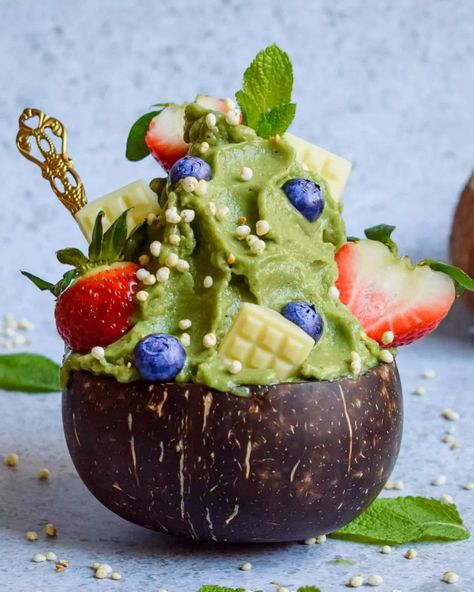 Smoothie Aesthetic, Green Superfood Powder, Blender Smoothie, Smoothie Shop, Frozen Mango, Coconut Dream, Green Superfood, Superfood Powder, Yogurt Bowl