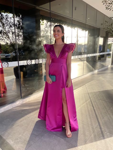 Fuschia Dress Outfit Wedding, Color Bugambilia, Pink Dress Wedding, V Neck Prom Dress, Prom Dress With Split, Fuschia Dress, Dress With Split, V Neck Prom Dresses, Pink Wedding Dresses