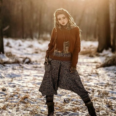 😍Another amazing winter outfit! Do like this look? ♥️ use code morginriley for 10% off ✨ @morgin_riley 😊 www.harempants.com 🌏FREE international shipping for all orders over $60. #thaiharempants #harempants #elephantpants #geniepants #yogapants #hippiepants #bohopants #gypsypants #yogafashion #gypsystyle #bohofashion #gypsylook #boholook #bohemianfashion #bohemianstyle #bohostyle #bohemianlook #clothing #outfit #womensfashion #mensfashion #festival #festivalfashion #fashionstyle #winterfashion Harem Pants Outfit, Thai Harem Pants, Hippy Fashion, Samurai Pants, Winter Pants Outfit, Elephant Pants, Drop Crotch Pants, Harem Pants Women, Winter Boho