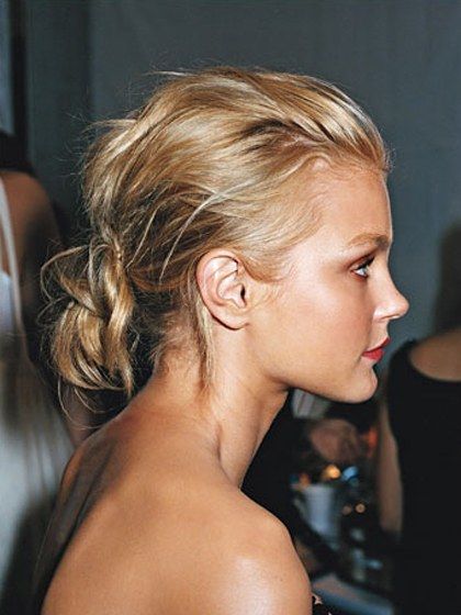 The trick to making an updo sexy: Give it some rumpled texture. Use your fingers instead of a comb to rake back your hair so it's not tight against your head. Twirl your hair loosely into a bun, then use bobby pins—not an elastic—to anchor it in place, which will make the twist look slack, in a good way. Low Updo Hairstyles, Night Out Hairstyles, Weekend Hair, Jessica Stam, Peinados Recogidos, Sienna Miller, Good Hair Day, Gwyneth Paltrow, Charlize Theron