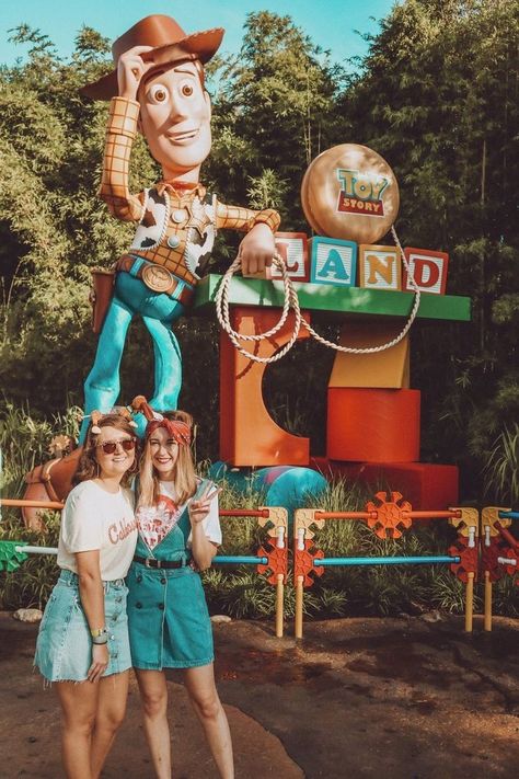 Vsco Disney, Disney With Friends, Disney Poses, Disney Picture Ideas, Disneyland Characters, Toy Story Land, Disneyland World, Photos Bff, Disney Photo Ideas