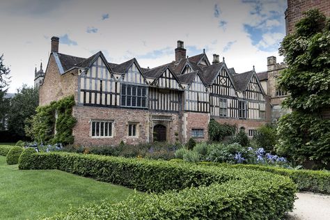 Coughton Court Warwickshire Tudor house National Trust.The gatehouse at Coughton was built at the earliest in 1536.Similar to other Tudor houses,it was built around a courtyard, with the gatehouse used for deliveries and coaches to travel through to the courtyard.The courtyard was completely closed in on all four sides by around 1651, when during the English Civil War of 1642-51,the fourth wing (what would be the east wing if it stood today)was burnt by Parliamentary soldiers. Six Tudor Queens, Tudor Partlet, Tudor Village, Tenpole Tudor, The Fourth Wing, Midlands England, Tudor Houses, Tudor Court, Fourth Wing