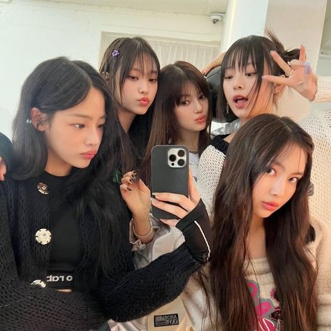 newjeans group pic kpop ot5 Powerpuff Girl, New Jeans Style, Group Pictures, Iconic Photos, My Chemical, Group Photos, Girl Next Door, Powerpuff Girls, These Girls