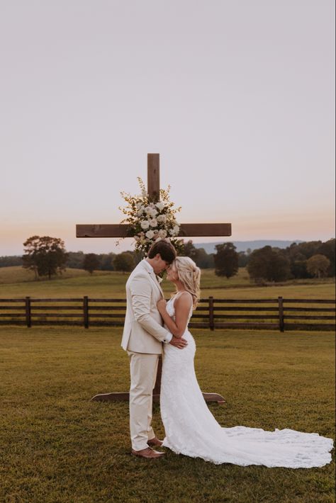 Praying At Wedding, Christian Country Wedding, Wedding Inspo Western, Modern Country Wedding Ideas, Super Small Wedding Ideas, Simple Outside Wedding Ideas, Wedding With Cross, Christian Wedding Aesthetic, Modern Christian Wedding