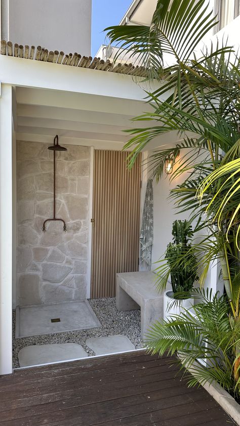 Pool House Shower Ideas, Beach House Garden Ideas, Outdoor Shower Beach House, Outdoor Ensuite, Garden Showers Outdoor, Outside Shower Ideas Backyards, Small Pool Bathroom Ideas, Pool Bathroom Ideas Outdoor, Outdoor Bathroom Pool