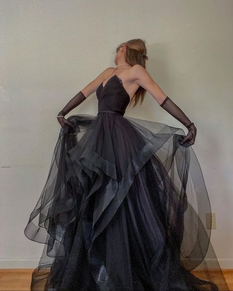 Pic i found on insta Masquerade Ball Aesthetic Dress, Masquerade Dresses Long, Elegant Masquerade Dress, Prom Dress Ideas Aesthetic, Masquerade Outfit Ideas For Prom, Masquerade Dress Aesthetic, Prom Masquerade Dress, Masquerade Outfit Ideas Black, Masquerade Dress Ideas Prom